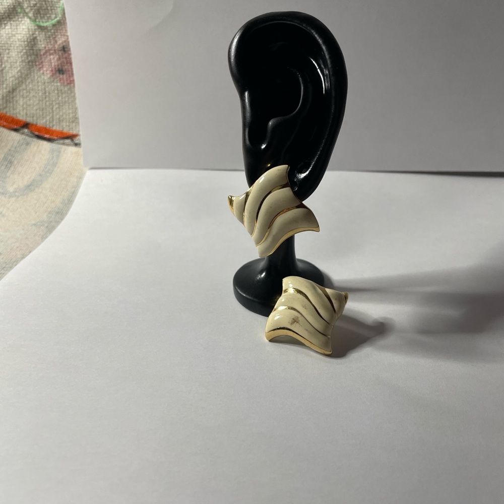 Chic Cream and Gold Wave Earrings vintage from Avon
